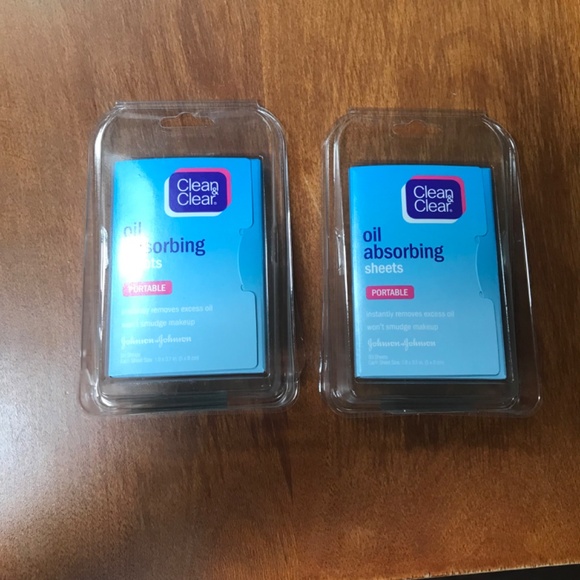 Clean & Clear Oil Absorbing Sheets 50 sheets per pack - Picture 2 of 8